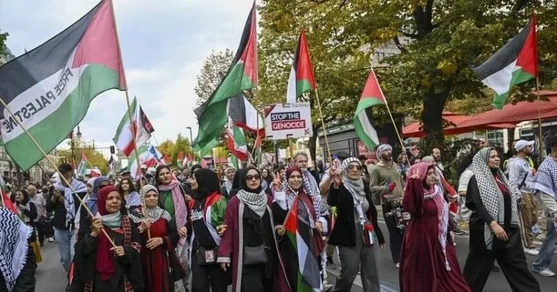 Berlin’de binlerce kişi silahlanmaya, savaşa ve zorunlu askerliğe karşı gösteri yaptı