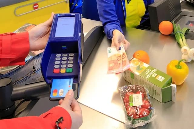 Güneyde ATM’ye gitmeden nakit çekme dönemi: Market, fırın ve benzin istasyonlarının kasasından 100 euroya kadar para alınabilecek