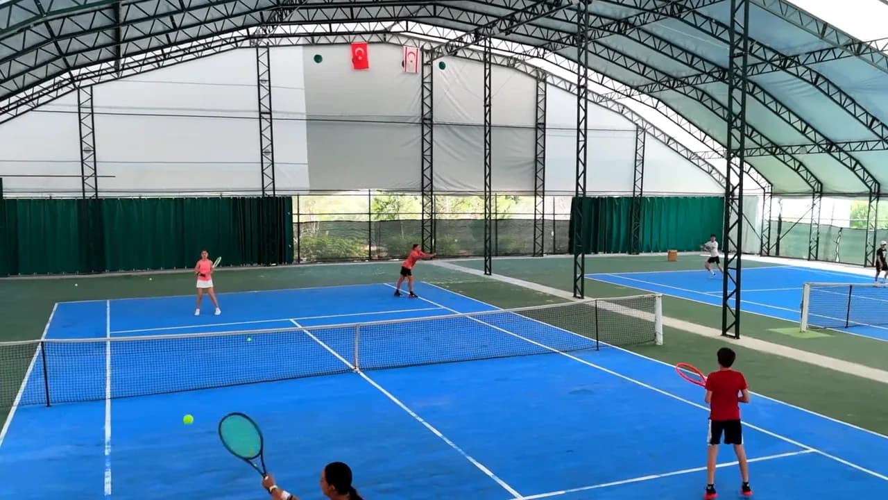 Amcaoğlu: Gönyeli’ye ısı yalıtımlı kapalı tenis kortu kazandırdık