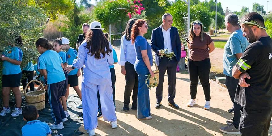 Öğrenciler, LTB Kızılbaş Parkı’nda zeytin hasadı yaptı