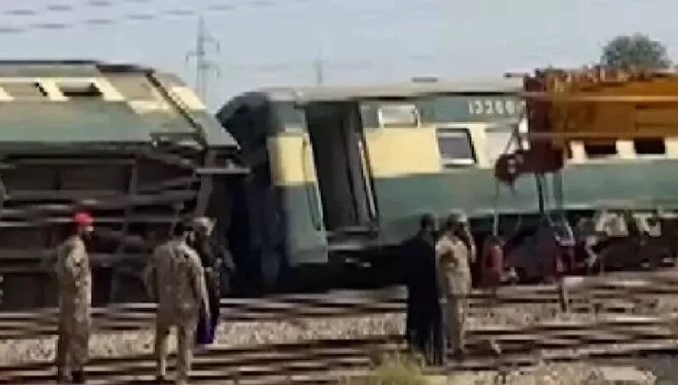 Pakistan'da yolcu treninin raydan çıkması sonucu 5 kişi öldü, 30'dan fazla kişi yaralandı