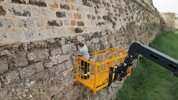 Gazimağusa'nın sur duvarlarında ve tarihi binalarında ot temizliği