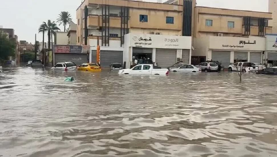 Libya’nın başkenti Trablus’ta şiddetli yağmur nedeniyle yol ve caddeleri su bastı
