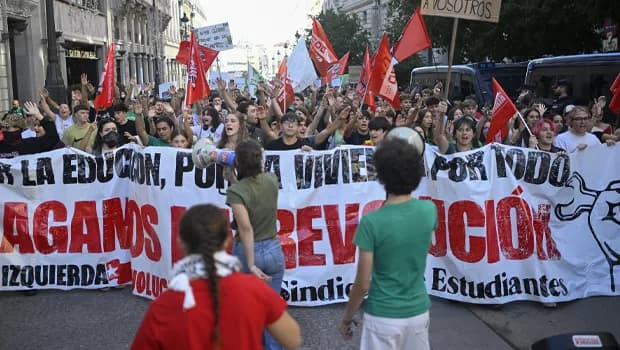 İspanya'nın başkenti Madrid'de öğretmenler greve gitti, öğrenciler gösterilere başladı