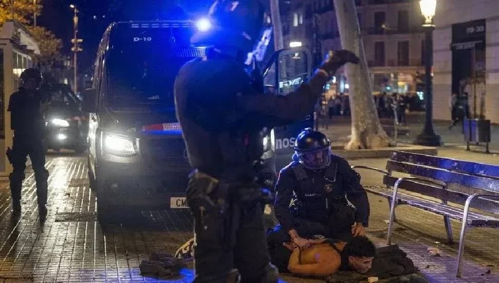 Barselona'daki şiddet olaylarında yaklaşık 100 kişi gözaltına alındı