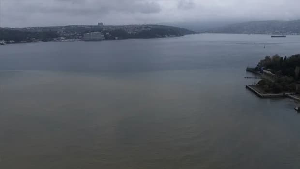Sarıyer ve Beykoz’da yağışın ardından denizin rengi kahverengiye döndü