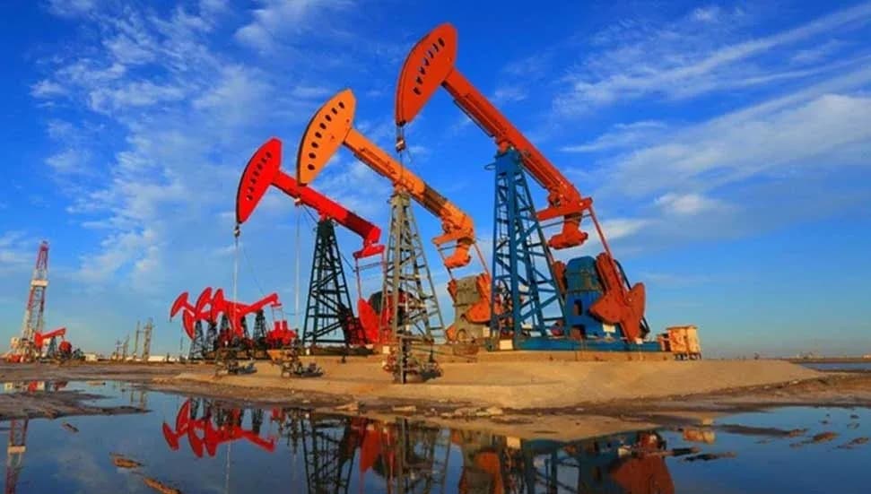 Petrol, ABD'deki fırtına riski ve Orta Doğu gerilimiyle yükseldi