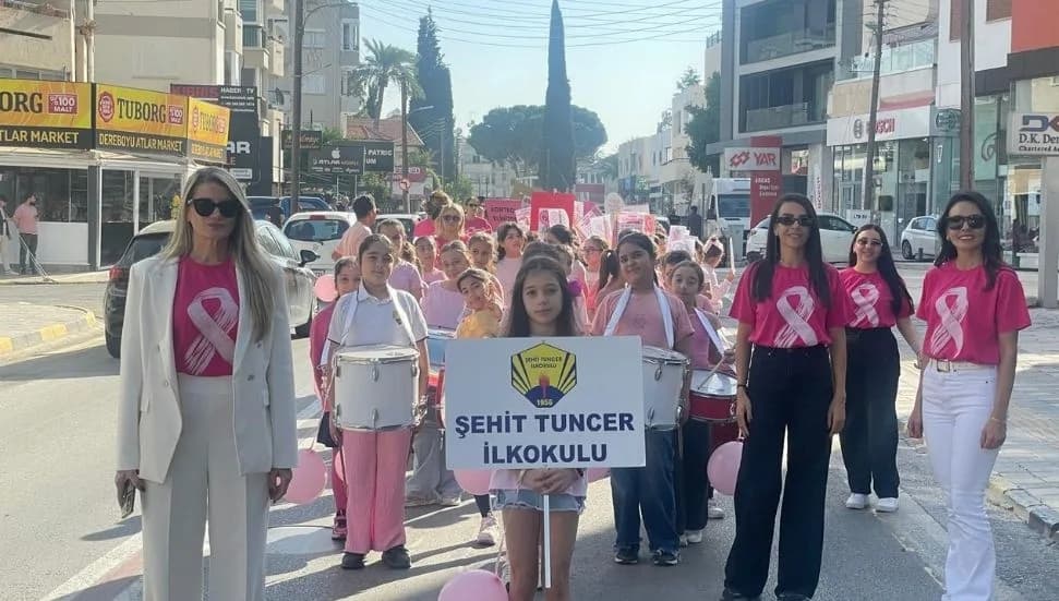 Şehit Tuncer İlkokulu öğrenci ve öğretmenleri Meme Kanseri farkındalık yürüyüşü gerçekleştirdi