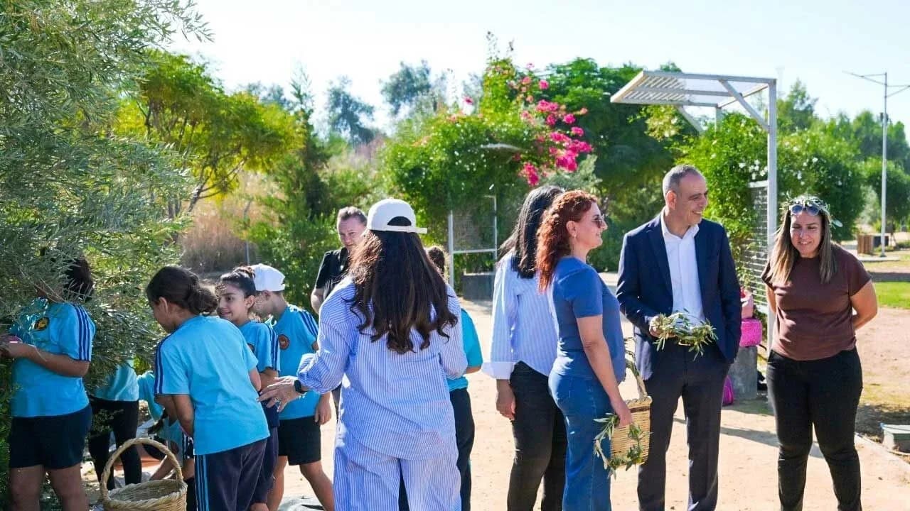 Öğrenciler, LTB Kızılbaş Parkı’nda zeytin hasadı yaptı