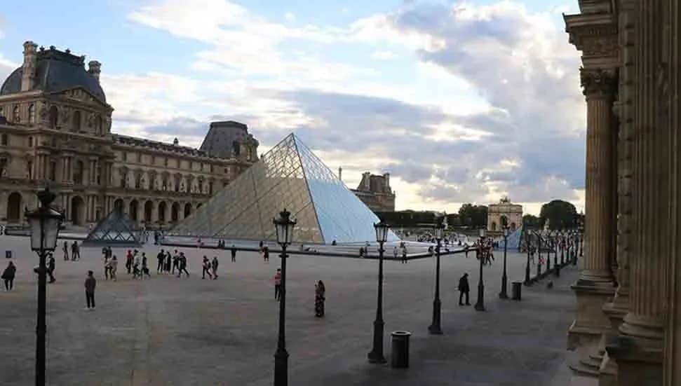 Paris'teki eylemciler Louvre Müzesi'ne girişi engelledi