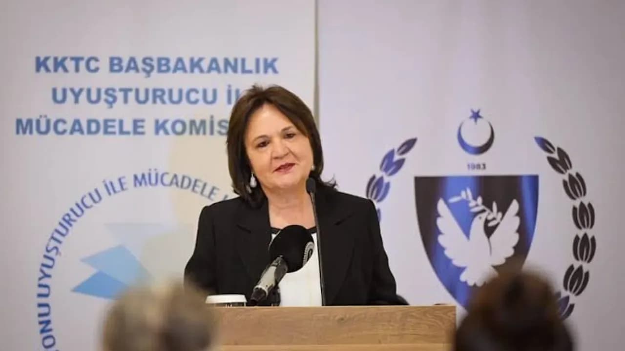 Zerrin Üstel’den Fatma Ünal’a destek
