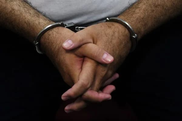 İnsan ticareti suçlamasıyla aranan 29 yaşındaki kişi Lefkoşa’da yakalandı