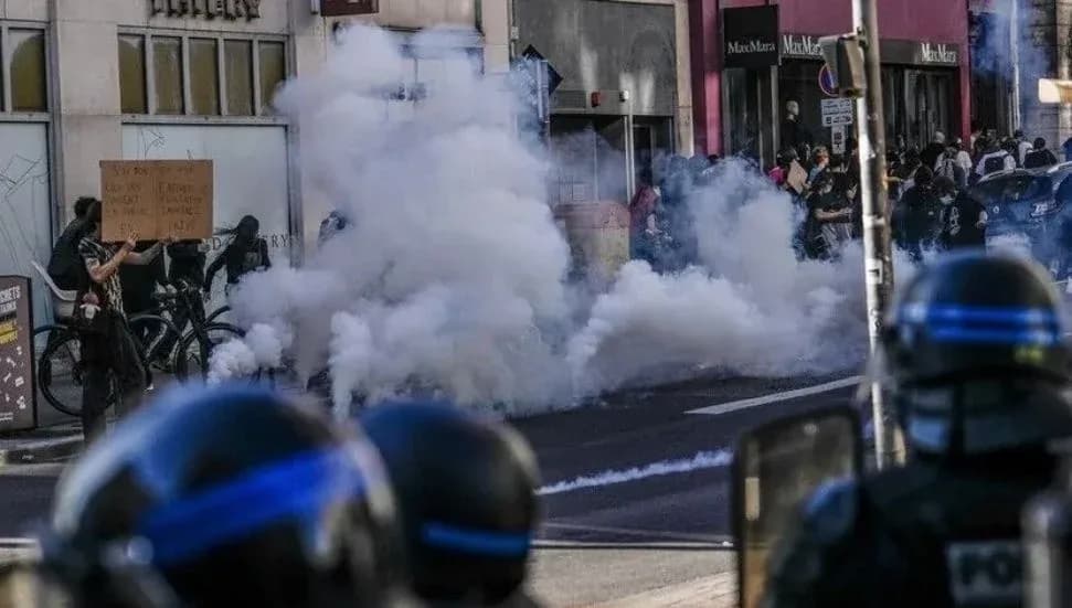 Fransa'da 30 bin öğrenci haftalarca yüz yüze eğitim alamayacak