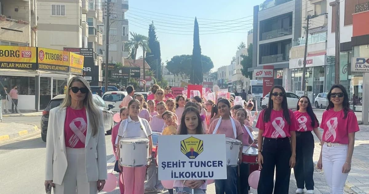 Şehit Tuncer İlkokulu öğrenci meme kanseri farkındalık yürüyüşü gerçekleştirdi