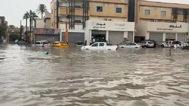 Libya’nın başkenti Trablus’ta şiddetli yağmur nedeniyle yol ve caddeleri su bastı