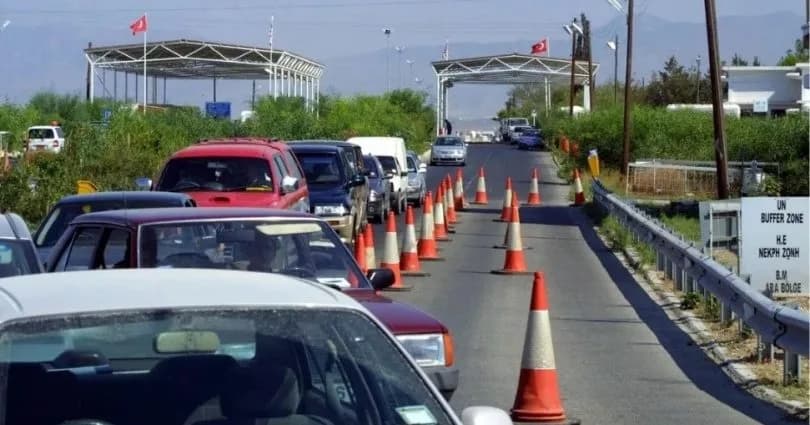 Kıbrıslı Rumlar benzin için KKTC’ye geçiyor