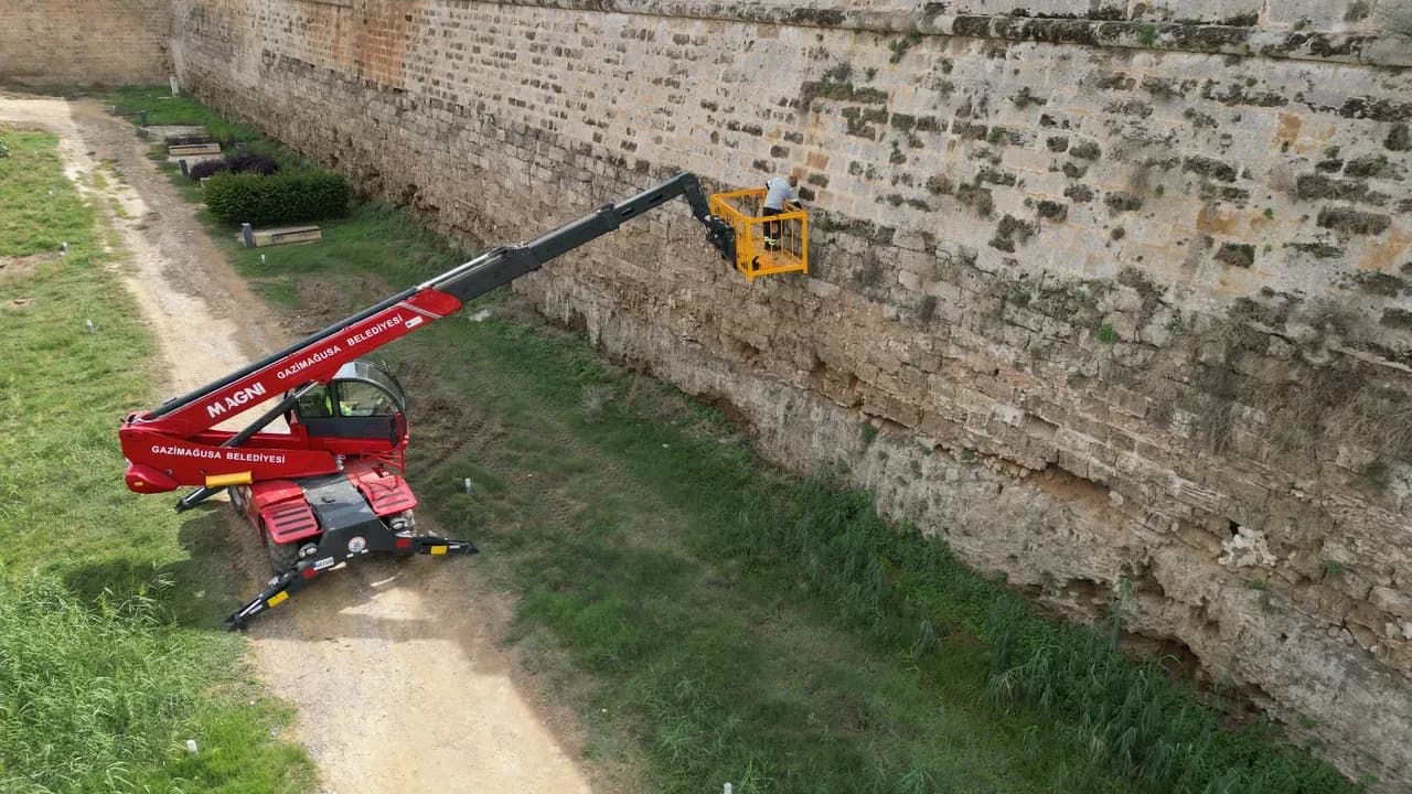 Gazimağusa’da surlar ve tarihi binalarda ot temizliği başladı