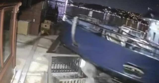 Üsküdar’da yolcu vapuru tarihi yalıya çarptı