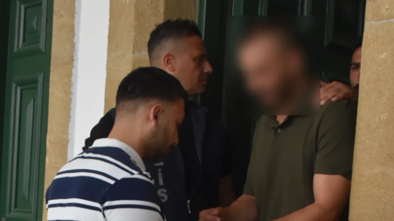 Lefkoşa’da silah ve uy*şturucu operasyonu: Zanlı 3 ay cezaevinde kalacak