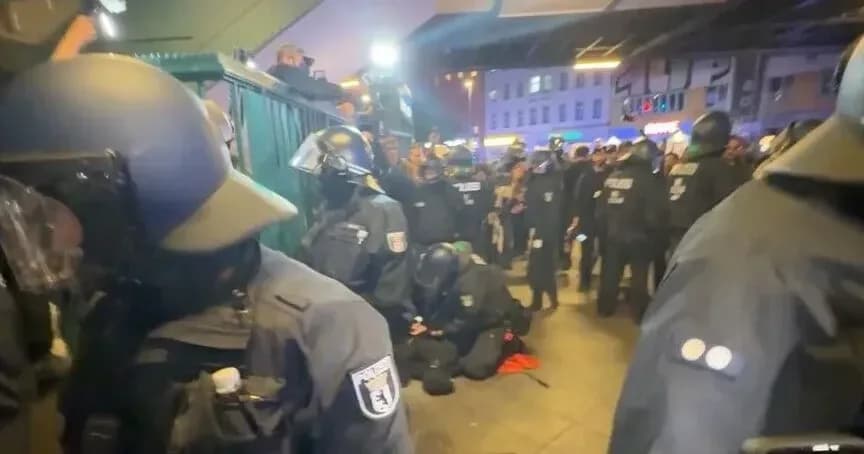 Berlin’de polis, Filistin’e destek gösterisine sert müdahale etti