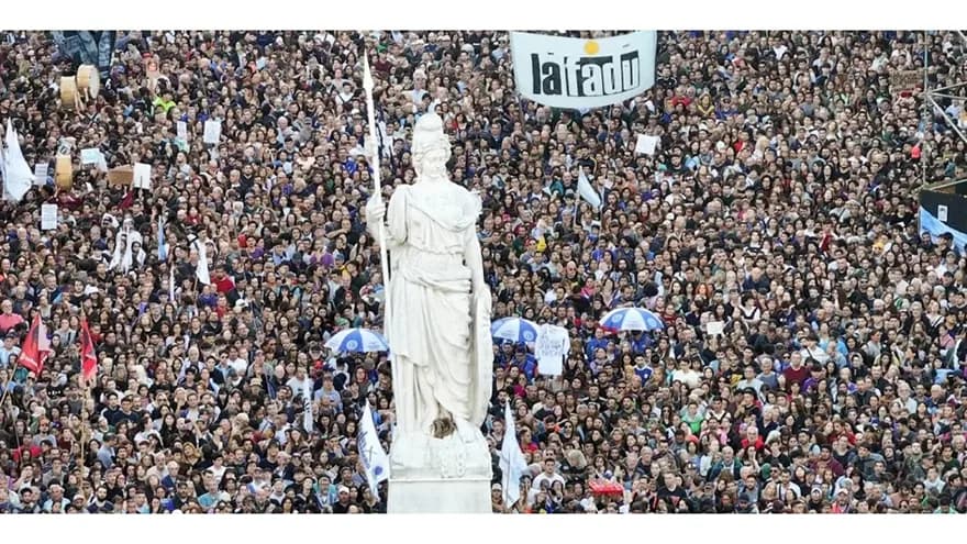 Arjantin'de binlerce kişi hükümetin eğitimdeki bütçe kesintisini protesto etti