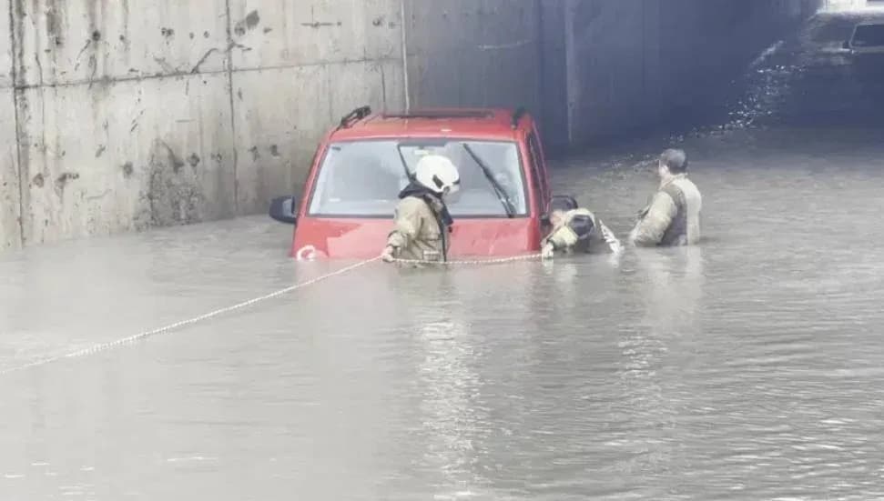 İstanbul’da sağanak hafifledi, heyelan tehlikesi sürüyor: Cuma yeni yağış geliyor