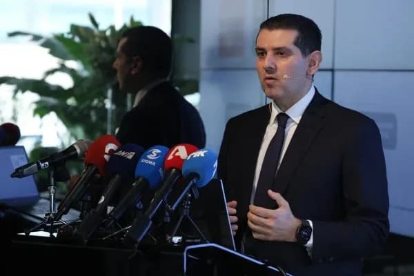 Suudi Arabistan’da anlaşma imzalayan Enerji Bakanı, Katar üzerinden Kıbrıs’a dönüyor