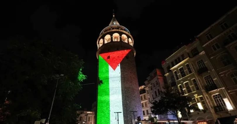 Galata Kulesi bir kez daha Filistin Bayrağı ile aydınlandı