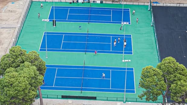 Gazimağusa’da tenis kompleksi projesinin ilk etabında altı kort tamamlandı