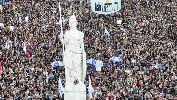 Arjantin'de binlerce kişi hükümetin eğitimdeki bütçe kesintisini protesto etti