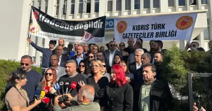 Gazeteciler polis önünde: Bir kişiye iki dava okundu, diğer saldırılar için cuma gününe kadar süre