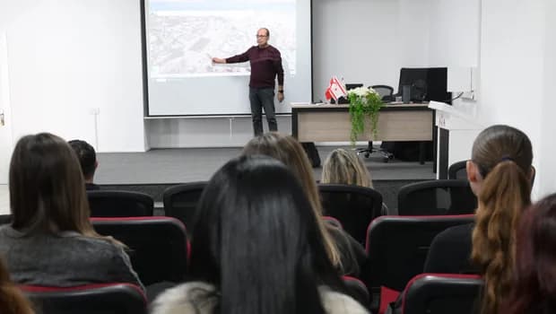 Lefkoşa Maratonu'nda görevli olacak öğrencilere eğitim verildi