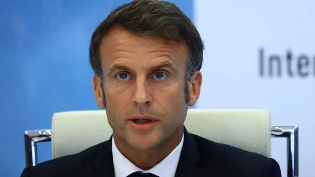 Macron: Cumhuriyeti devirmeye çalışanlar bunun hesabını vermeli