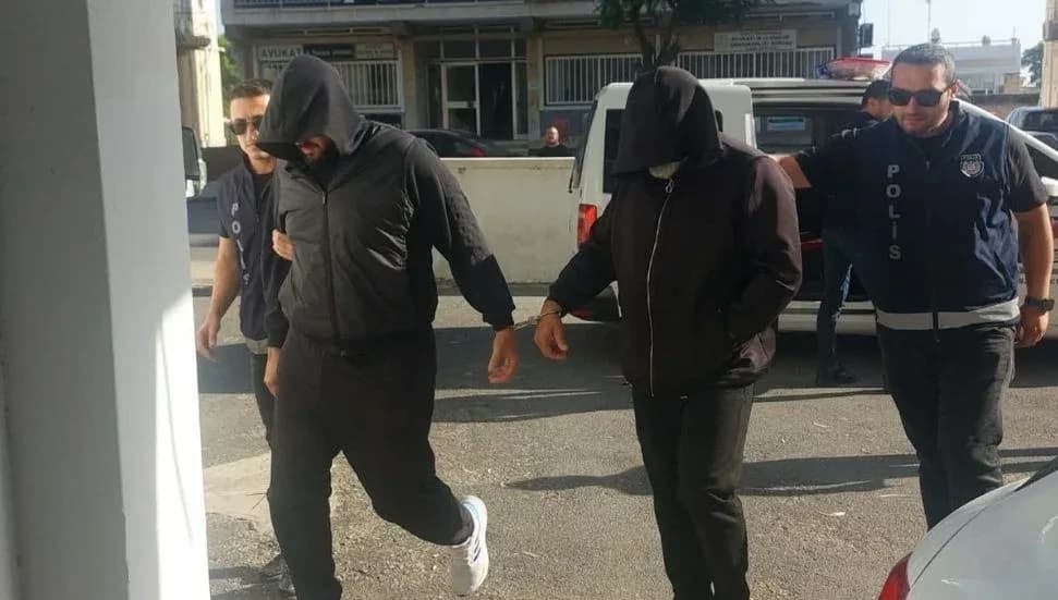 Gazimağusa’da galeriye saldırı: 5 araca ciddi hasar vermekle itham edilen 2 zanlıya 3 gün tutukluluk