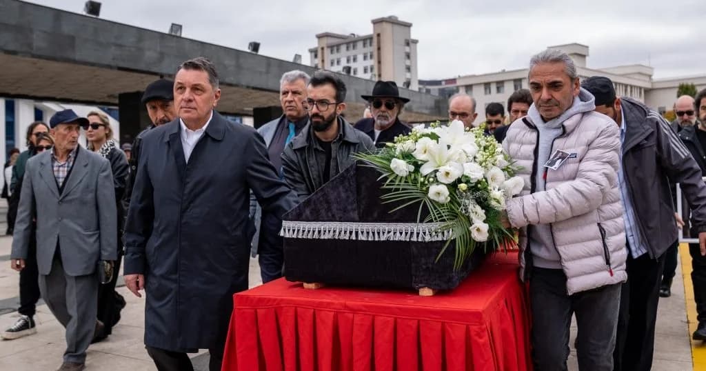 Türk müziğinin usta ismi Alpay son yolculuğuna uğurlandı