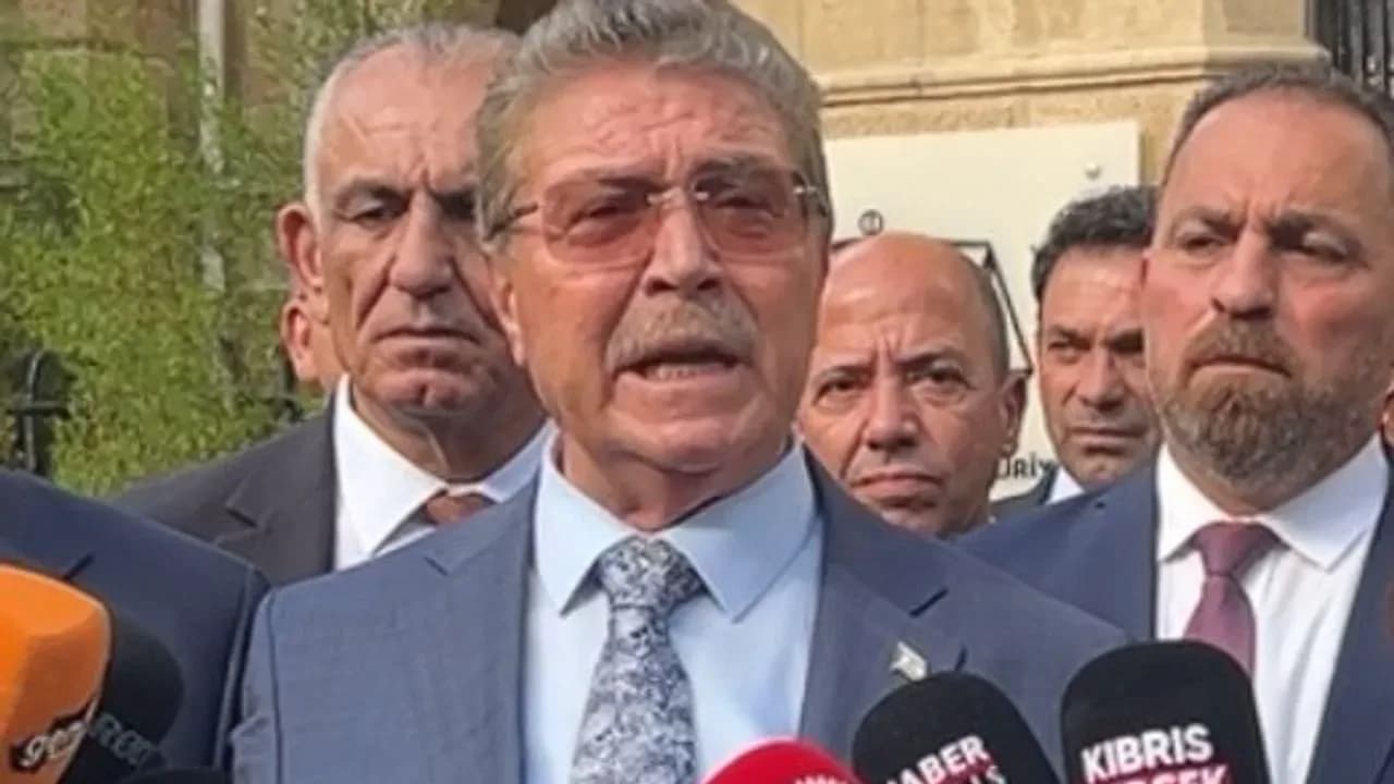 Ünal Üstel'den YSK önünde istikrar mesajı: “Yine hükümette olacağız, icraatlara devam edeceğiz!”