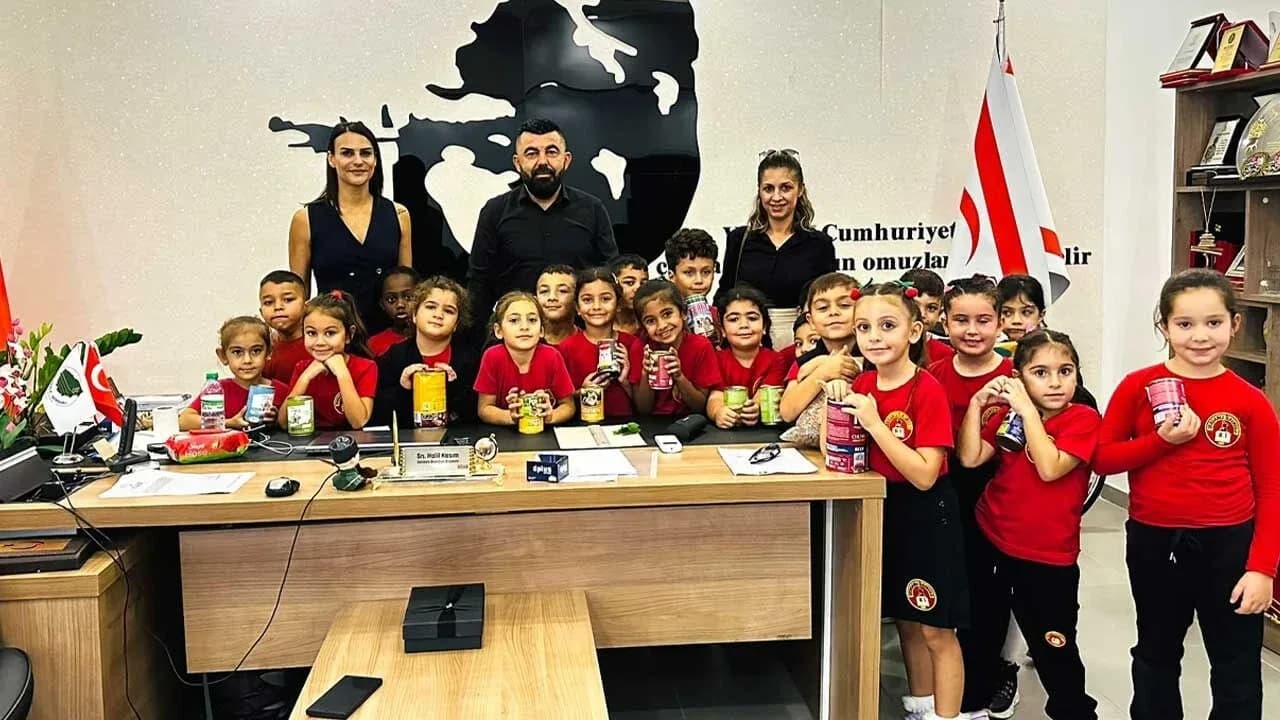 Serdarlı İlkokulu öğrencilerinden mama bağışı
