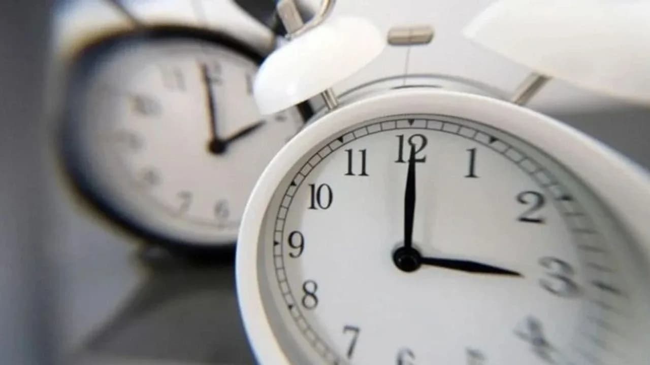 Pazar günü saatler bir saat geri alınacak