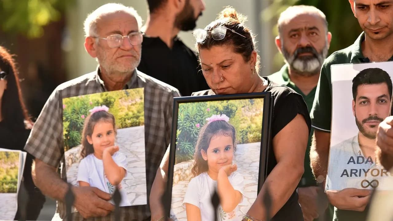 Gemi kazasında yakınlarını kaybeden aileler, Girne Mahkemesi önünde adalet çağrısında bulundu