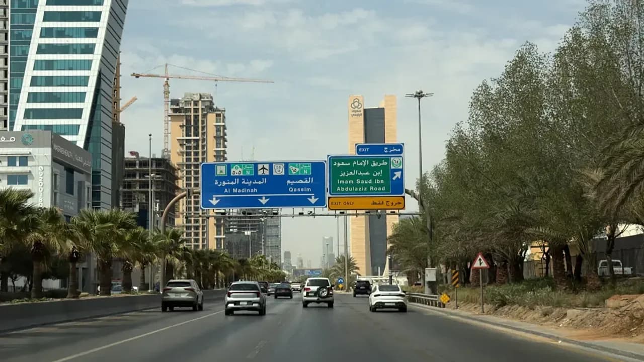Riyad'da saldırı uyarısı sonrası 3 ayrı patlama sesi duyuldu