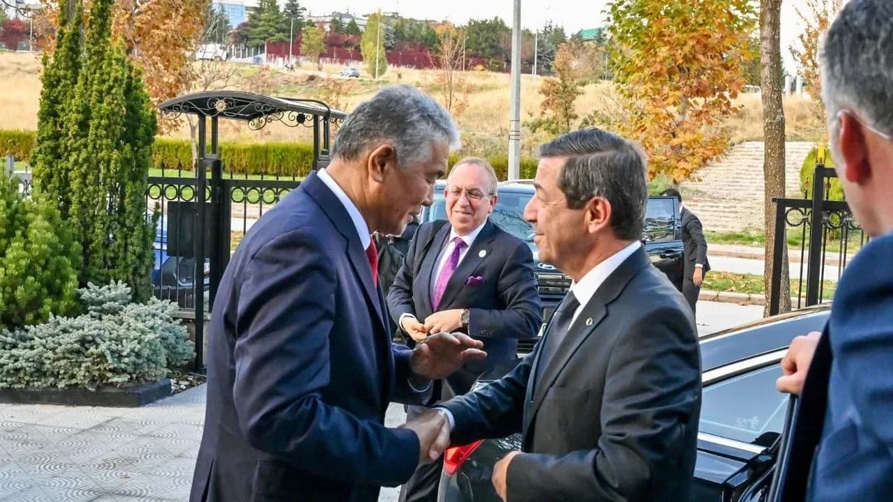 Ertuğruloğlu, TÜRKSOY Genel Sekreteri Sultan Raev ile görüştü