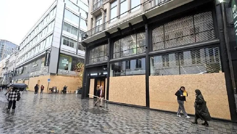 Brüksel'de esnaf yağma endişesiyle mağazaların vitrinlerini ahşap panellerle kapatıyor