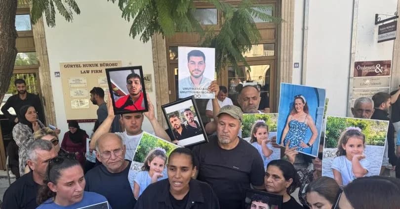 Acılı aileler Girne Mahkemesi önünde adalet taleplerini yineledi