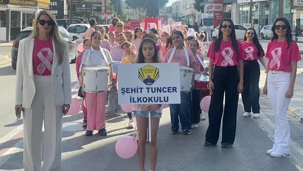 Şehit Tuncer İlkokulu öğrenci ve öğretmenleri Meme Kanseri farkındalık yürüyüşü gerçekleştirdi