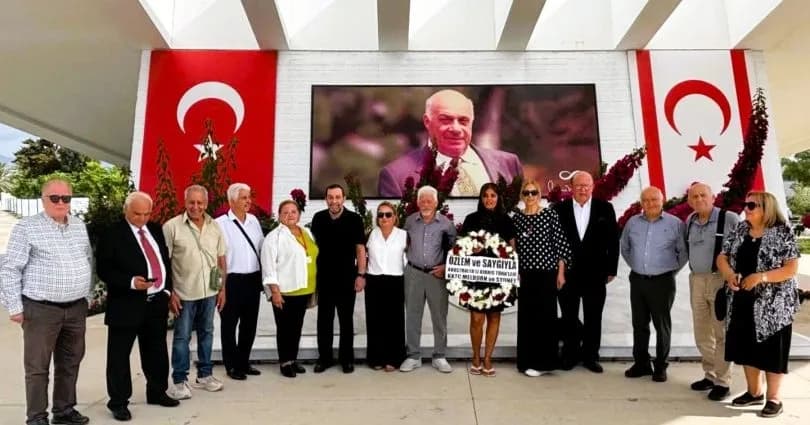 Avustralya’da yaşayan Kıbrıslı Türkler, Lefkoşa’daki anıtlara çelenk bıraktı