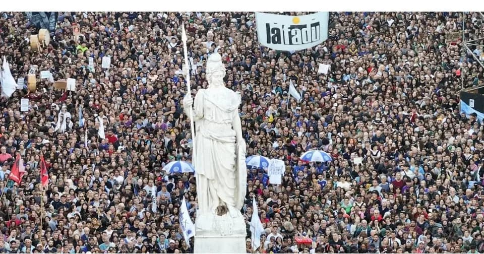 Arjantin’de binlerce kişi hükümetin eğitimdeki bütçe kesintisini protesto etti