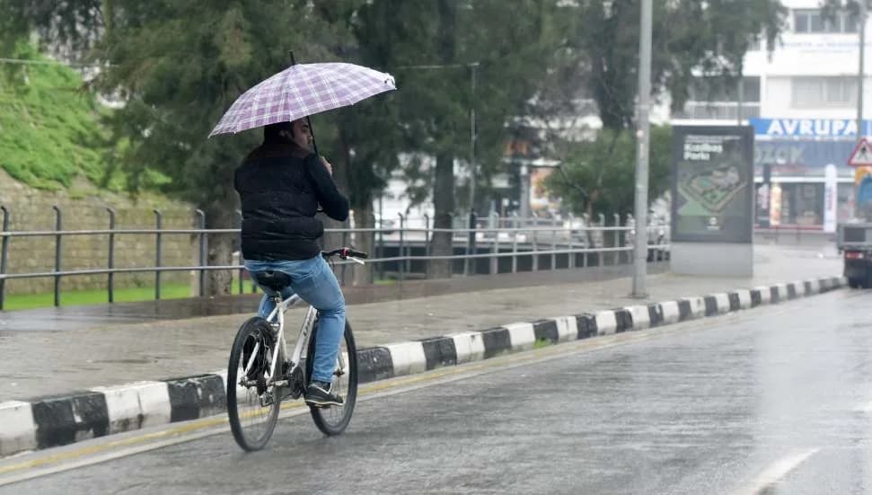 Yarın kısa süreli hafif yağış, pazartesi ise sağanak bekleniyor