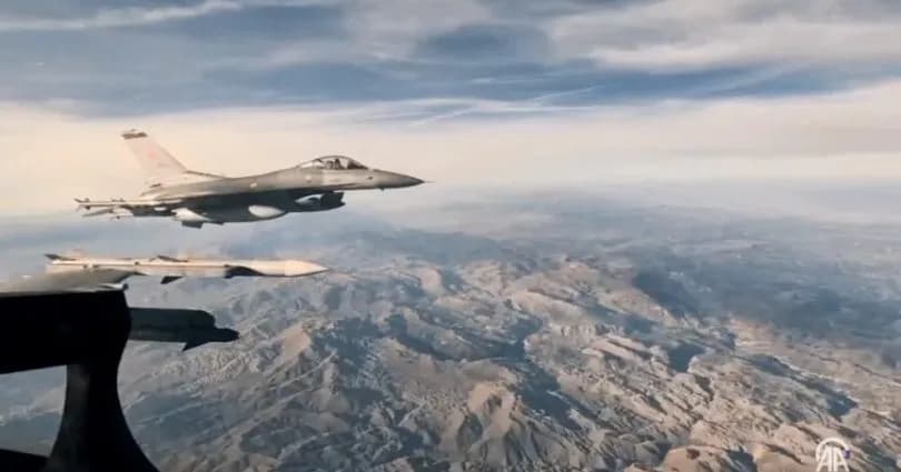 Türk savaş uçaklarından Kıbrıs’ın güneyinde eğitim uçuşu