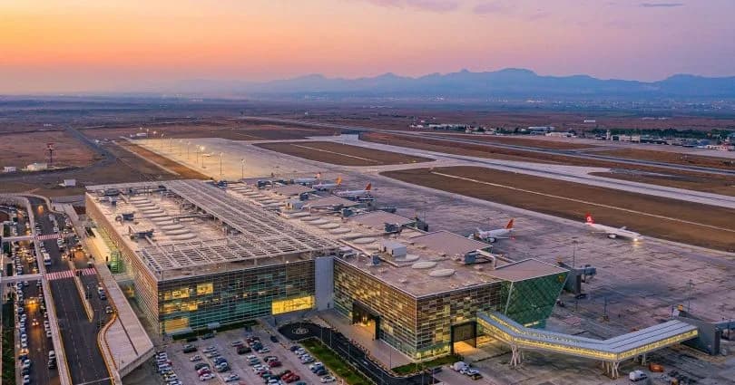 Ercan Havalimanı’nda RWY 11R/29L pistinde lastik izi temizleme çalışması yapılacak