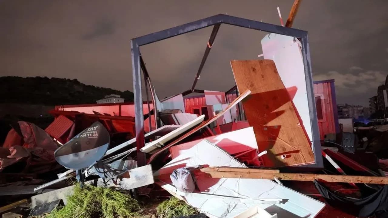 Antalya’da hortum faciası: 4 işçi hayatını kaybetti, 1 işçi yaralandı